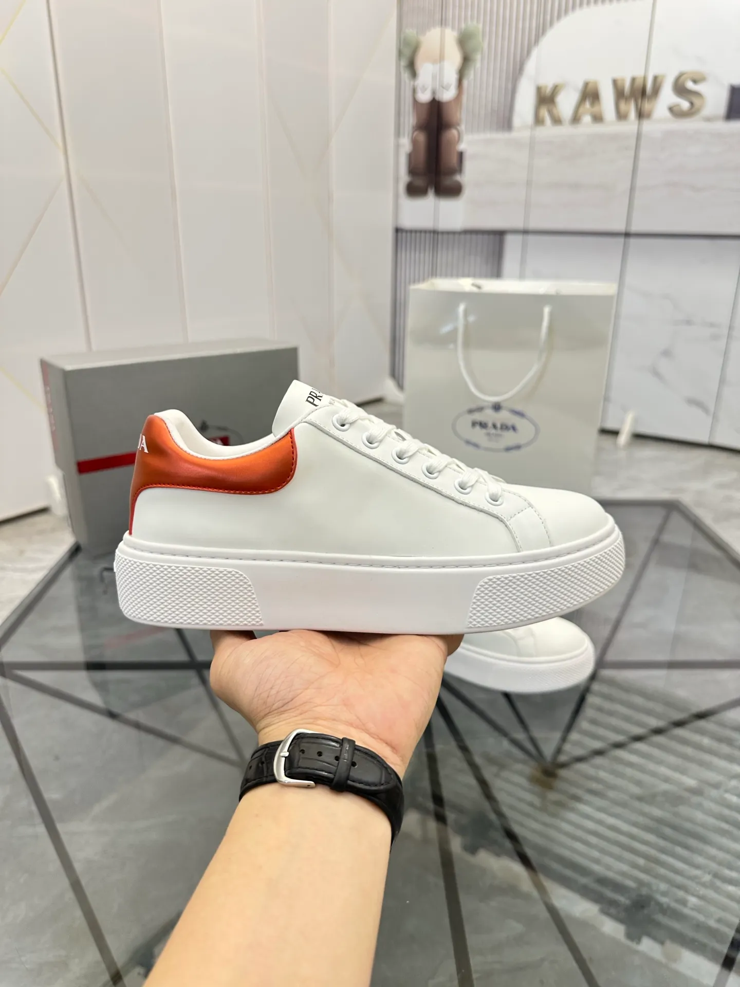 Men's shoes for sale 💰: 💰P520¥ High-end top quality Product trademark: Prada *"Prada*" low-top casual shoes Regular size: 35-45 (can be customized to 46) Couple style Product materials: imported first-layer cowhide leather upper, water-dyed sheep lining, original ultra-light foam outsole. No.: H201
